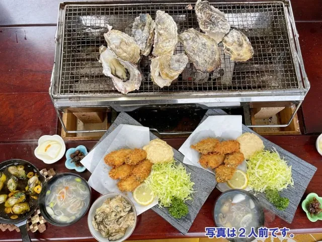 両津港から徒歩圏内!ぷりっぷりの加茂湖の牡蠣を炭火焼きで存分に味わう かき家みうらさんの牡蠣料理プラン